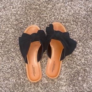American eagle black bow sandals/flip fops
